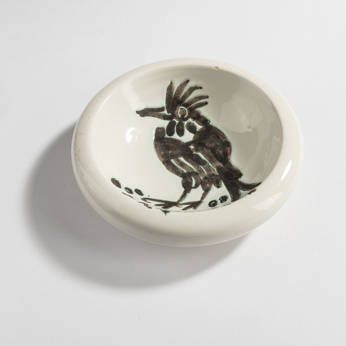 Null 巴勃罗-毕加索（1881年马拉加-1973年穆根），陶瓷碗/烟灰缸 "Oiseau à la huppe"，1952年（设计），转身，圆形烟灰缸/碗由&hellip;