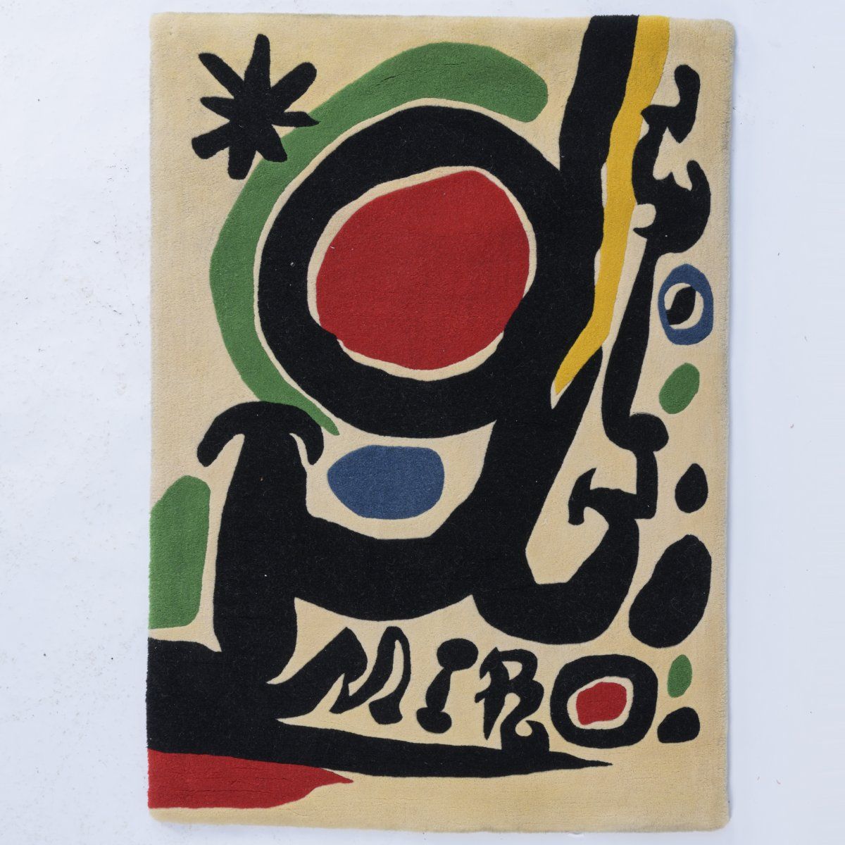 Null 琼-米罗（1893年巴塞罗那-1983年马略卡岛帕尔马）（后），地毯（无题），1960年，高绒毛新羊毛，五彩斑斓。172 x 130厘米。签名交织在画&hellip;