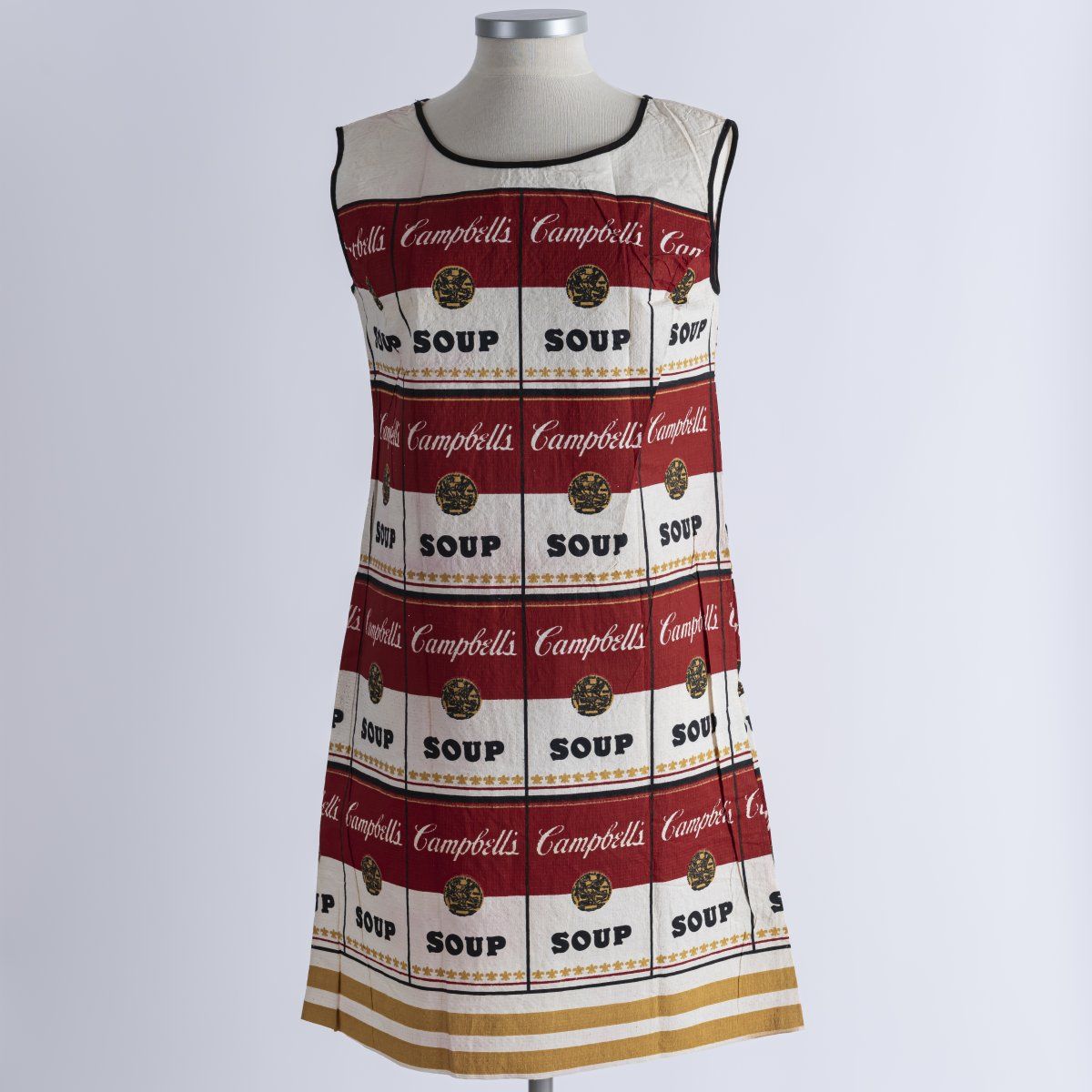 Null 安迪-沃霍尔（1928年，宾夕法尼亚州匹兹堡-1987年，纽约），"汤婆婆的衣服"，1966-67年，棉质纤维素衣服上的彩色绢画（两面印刷）。约96.&hellip;