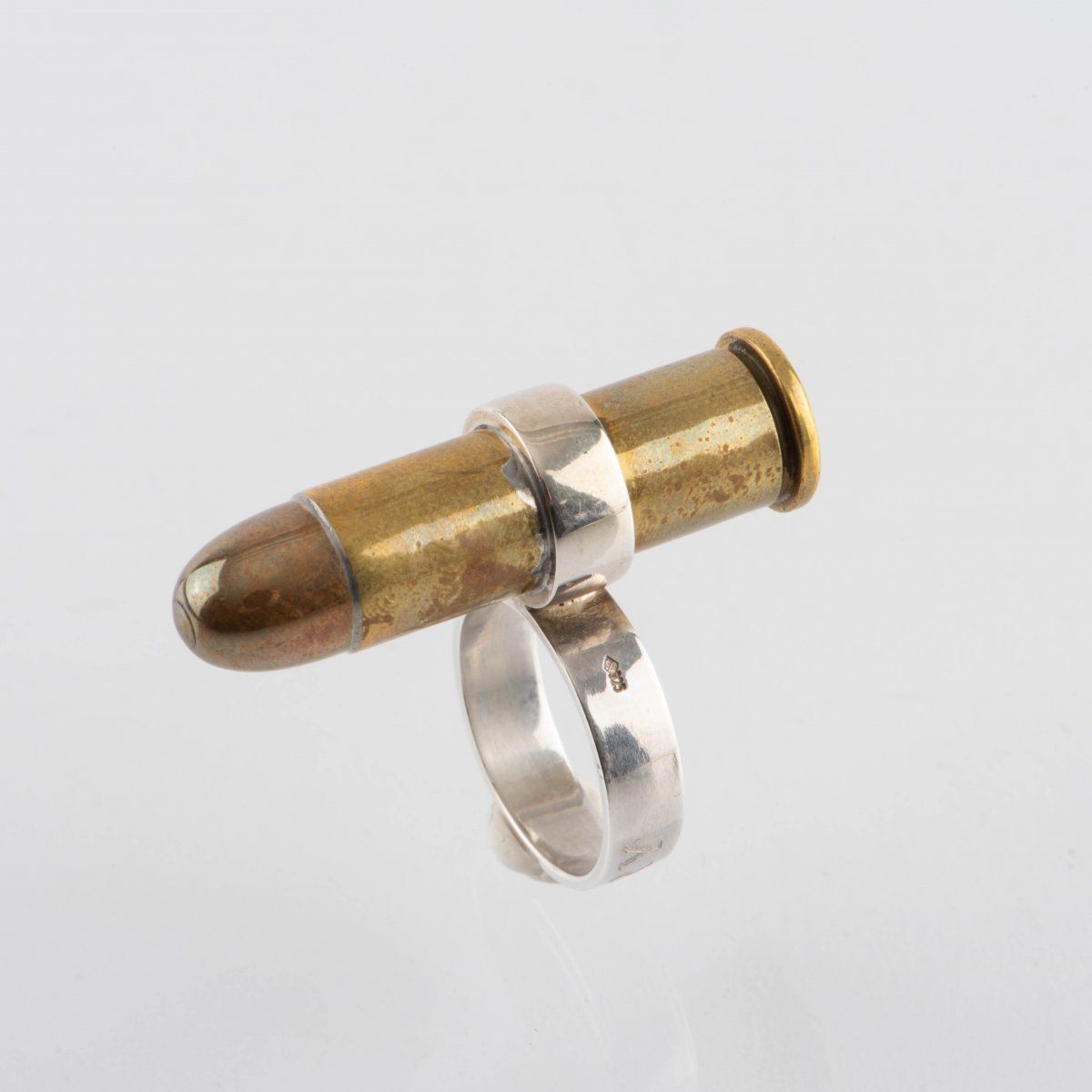 Null 雅克-莫诺里（1924年巴黎-2018年同上），戒指 "子弹"，2009年，纯银，铜。18.52克。贯穿52。

有签名。12/30，艺术家的签名，9&hellip;