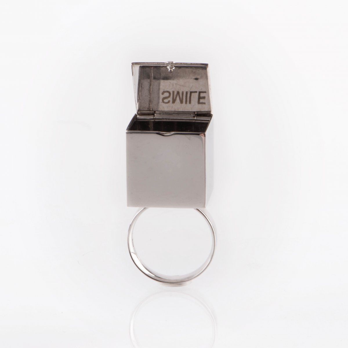 Null 小野洋子（1933年生于东京，现居纽约），"微笑之盒 "戒指，2004年，18K白金。21.72克。通径57.5。

有签名。8/8，艺术家的签名，7&hellip;