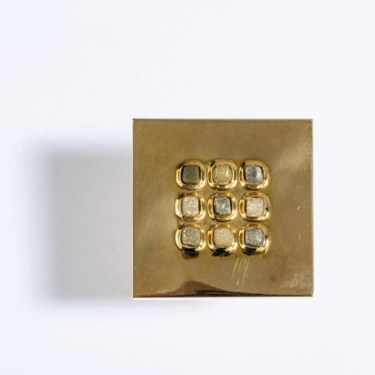 Null 克劳斯-波尔（汉堡，1932年-居住在杜伊斯堡），方形胸针，2003年，18ct.黄金，9颗原钻。27克。46 x 46毫米。

签名：艺术家的标记，&hellip;