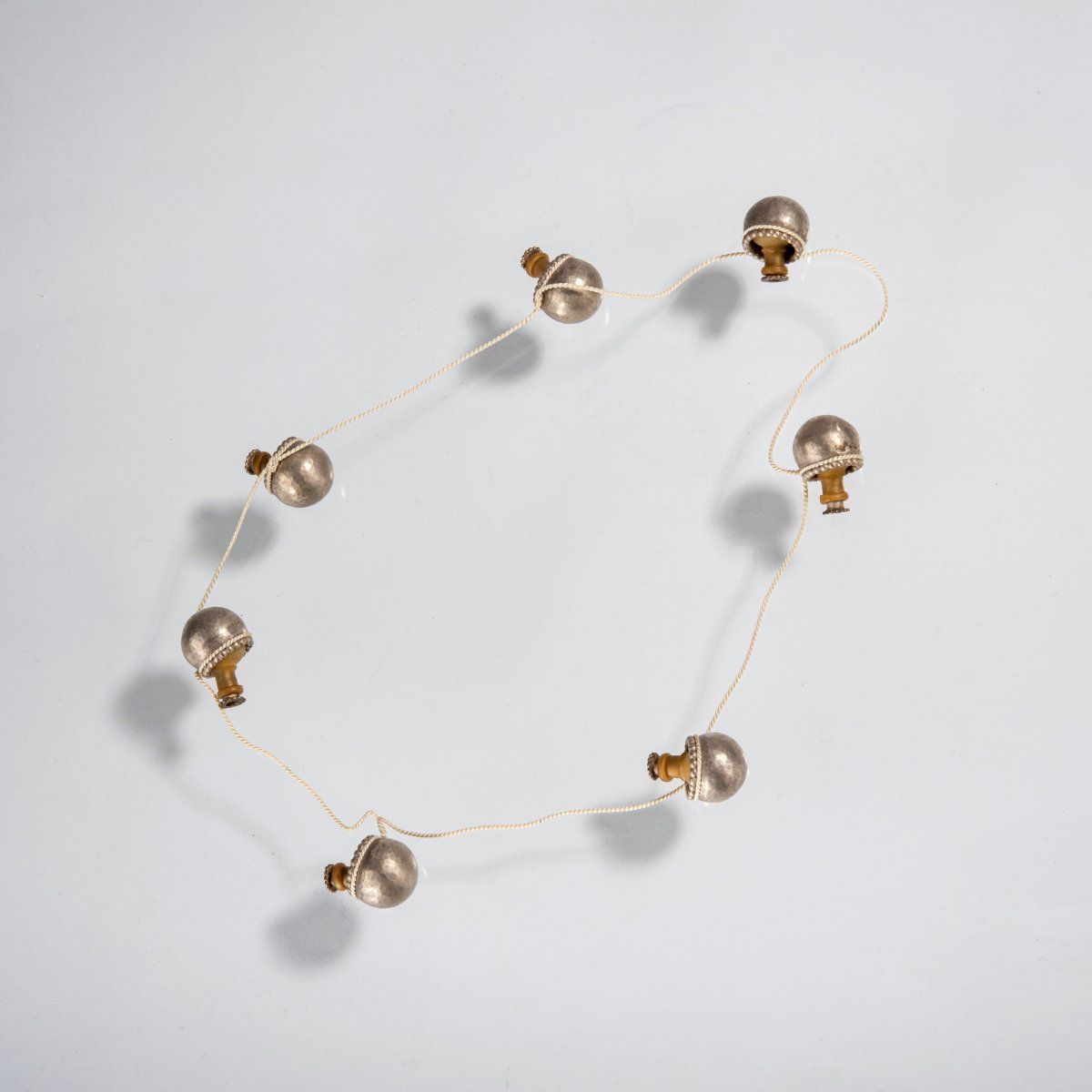 Null 卡蒂亚-普林斯（荷兰哈勒姆，1970年-居住在阿姆斯特丹），项链，1999年，银碗中的橡胶元素是可移动的。银，橡胶，丝绸。91克。长36毫米。

没有&hellip;