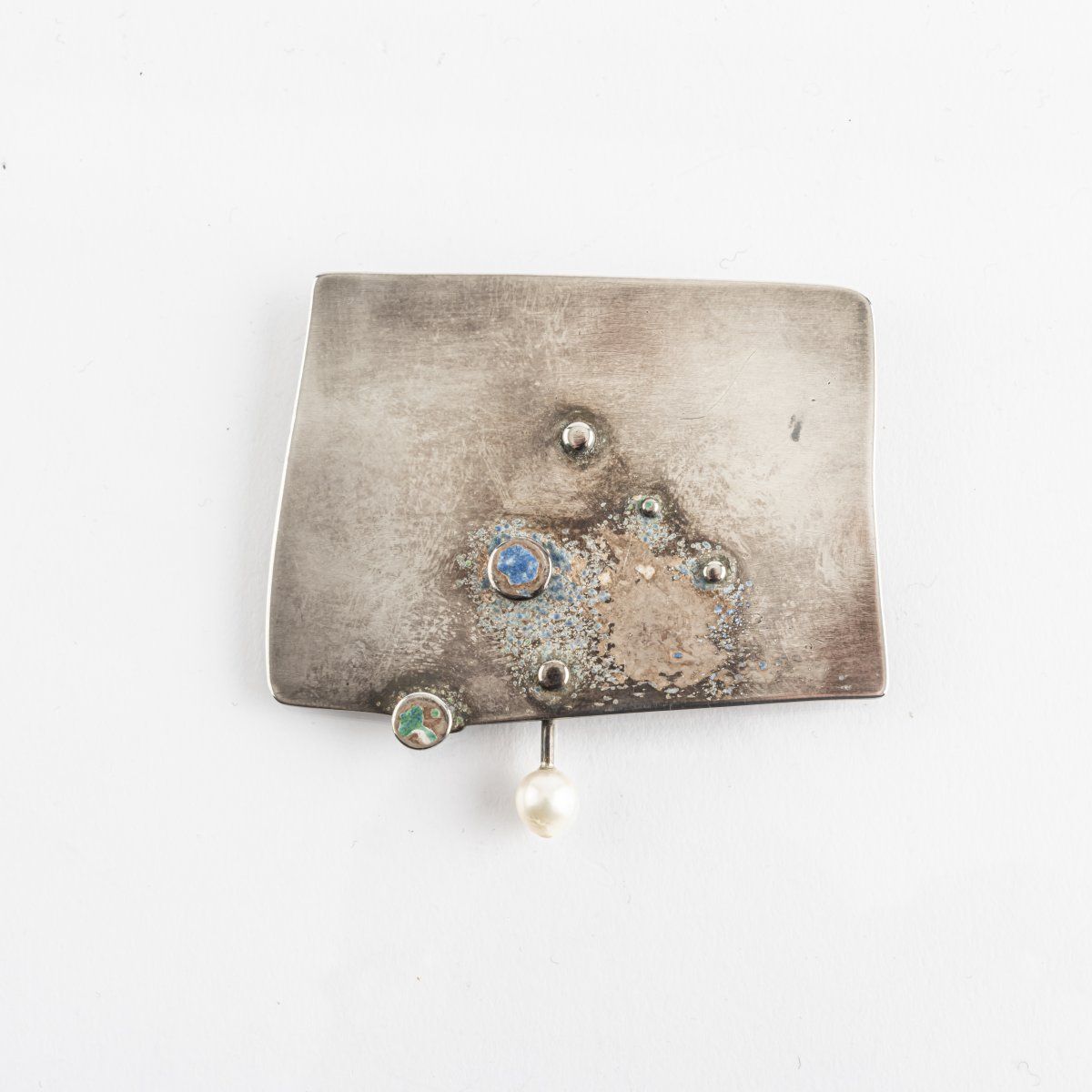 Null Naeko Funakoschi，胸针，1990年代，银，氧化处理，珍珠，珐琅。37.92克。65 x 71毫米。

签名：制造商的标记，SILVER&hellip;