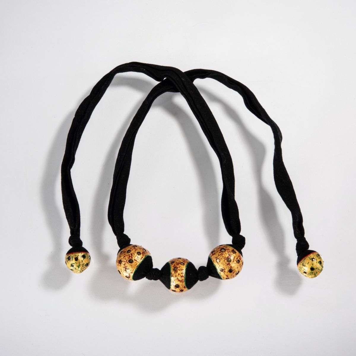 Null 贝佩-凯斯勒（1952年，阿姆斯特丹--现居同上），声音链，1996年，该链创造了由运动触发的柔和声音。

黑色织物，丙烯酸漆，金箔，带声音的弹珠。2&hellip;