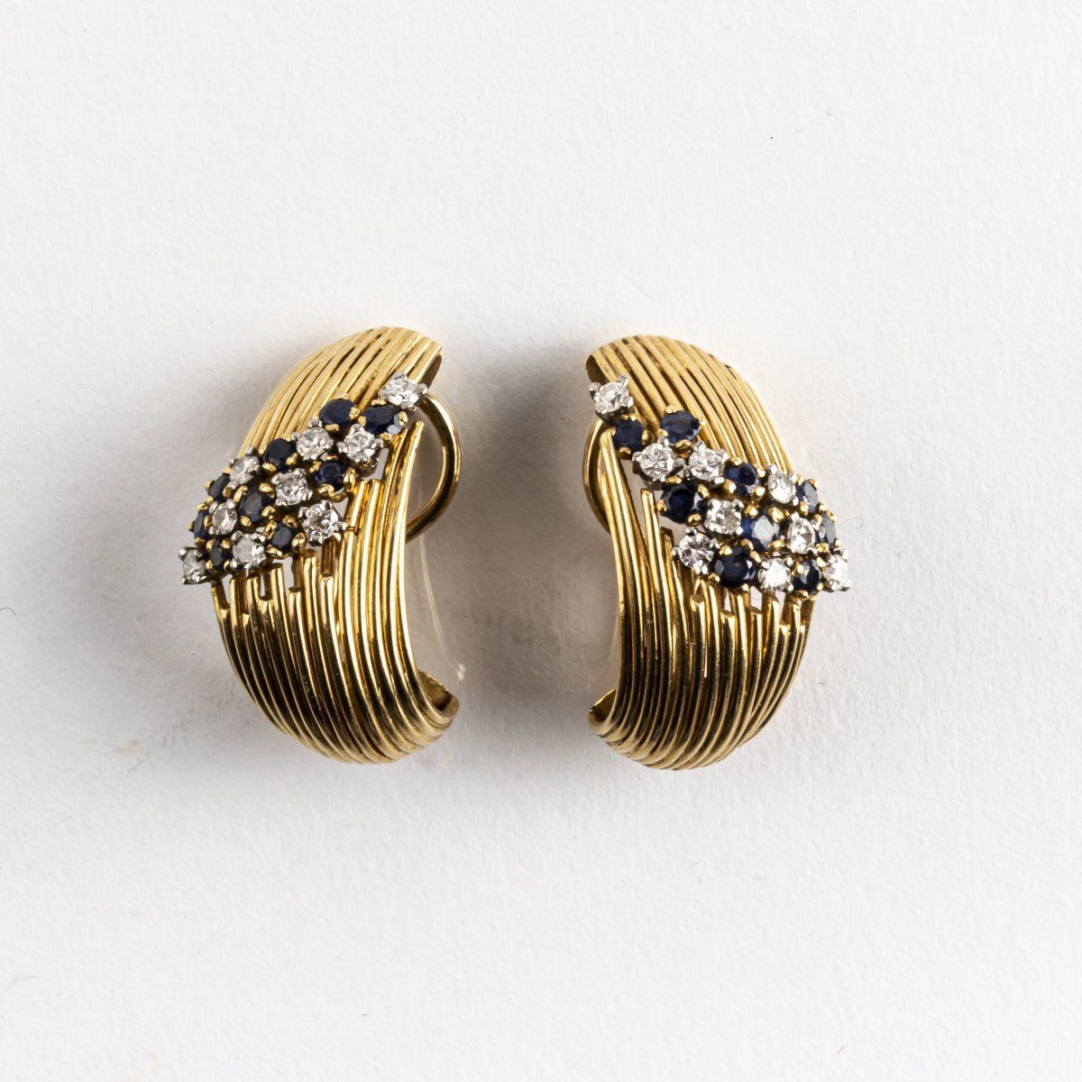 Null 美国，一对夹式耳环，1970年代，黄金和白金，蓝宝石，钻石。每个9.27克。2.9 x 1.6厘米。

没有签名。