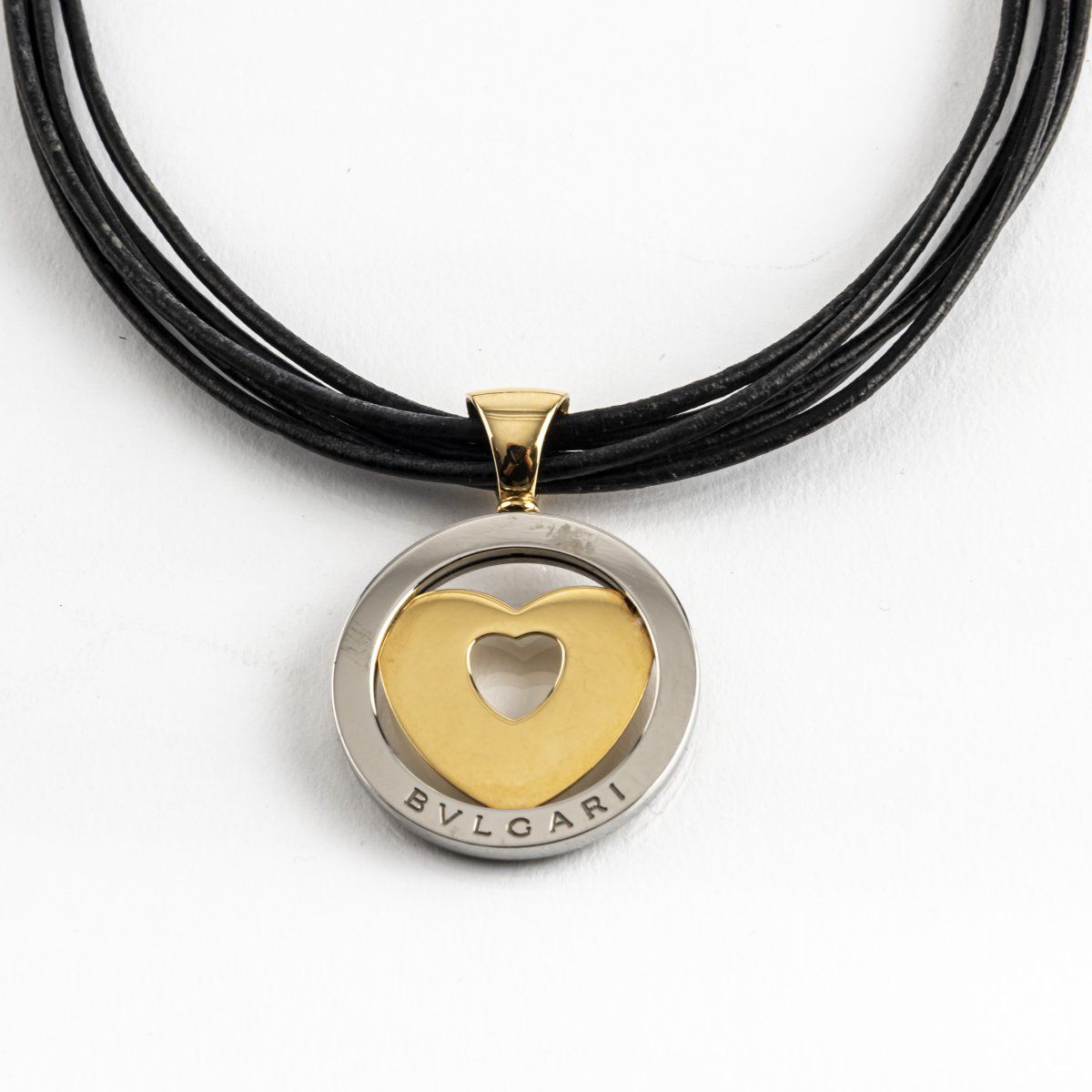 Null 宝格丽，罗马，"Tondo Heart "吊坠，2000年代，750黄金，不锈钢，黑色皮质表带。吊坠重12.36克；43 x 31毫米。链长（打开）3&hellip;