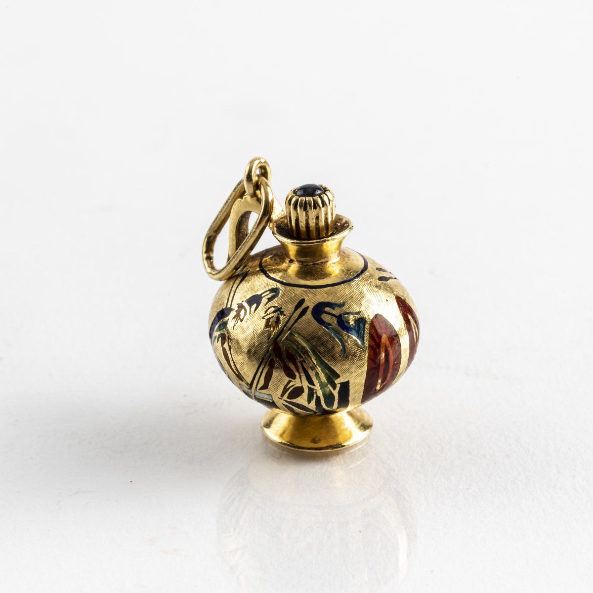 Null Germany, Pendant perfume bottle, c. 1900, 750 yellow gold, enamel, sapphire&hellip;