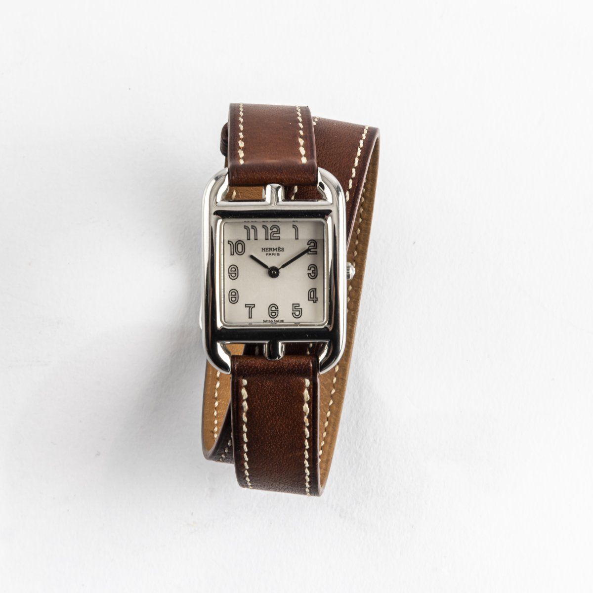 Null Hermès，巴黎，Cape Cod腕表，2002年，不锈钢，镀银乳白色表盘，棕色皮革制成的双表带。重26.72克。表壳尺寸为23 x 23毫米。

&hellip;