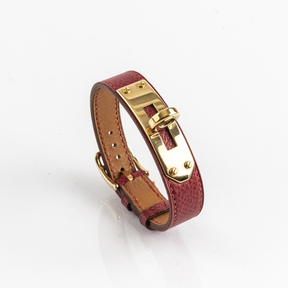 Null Hermès, Paris, bracelet "Kelly", 1996, bracelet en cuir rouge, métal. 15,6 &hellip;