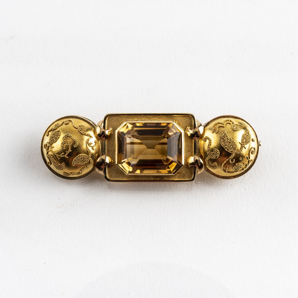 Null 德国，胸针，1960年代，585黄金，黄水晶，颗粒。13.63克。17 x 55毫米。

已签名。585（压印）..,