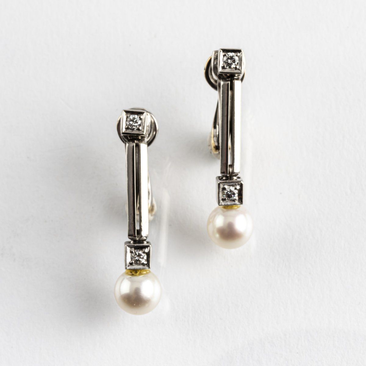 Null 法国Mecan Elde，一对夹式耳环，1990年代，585白金，钻石，珍珠。每个3.41克。高28毫米。

签名：制造商的标记（浮雕）。