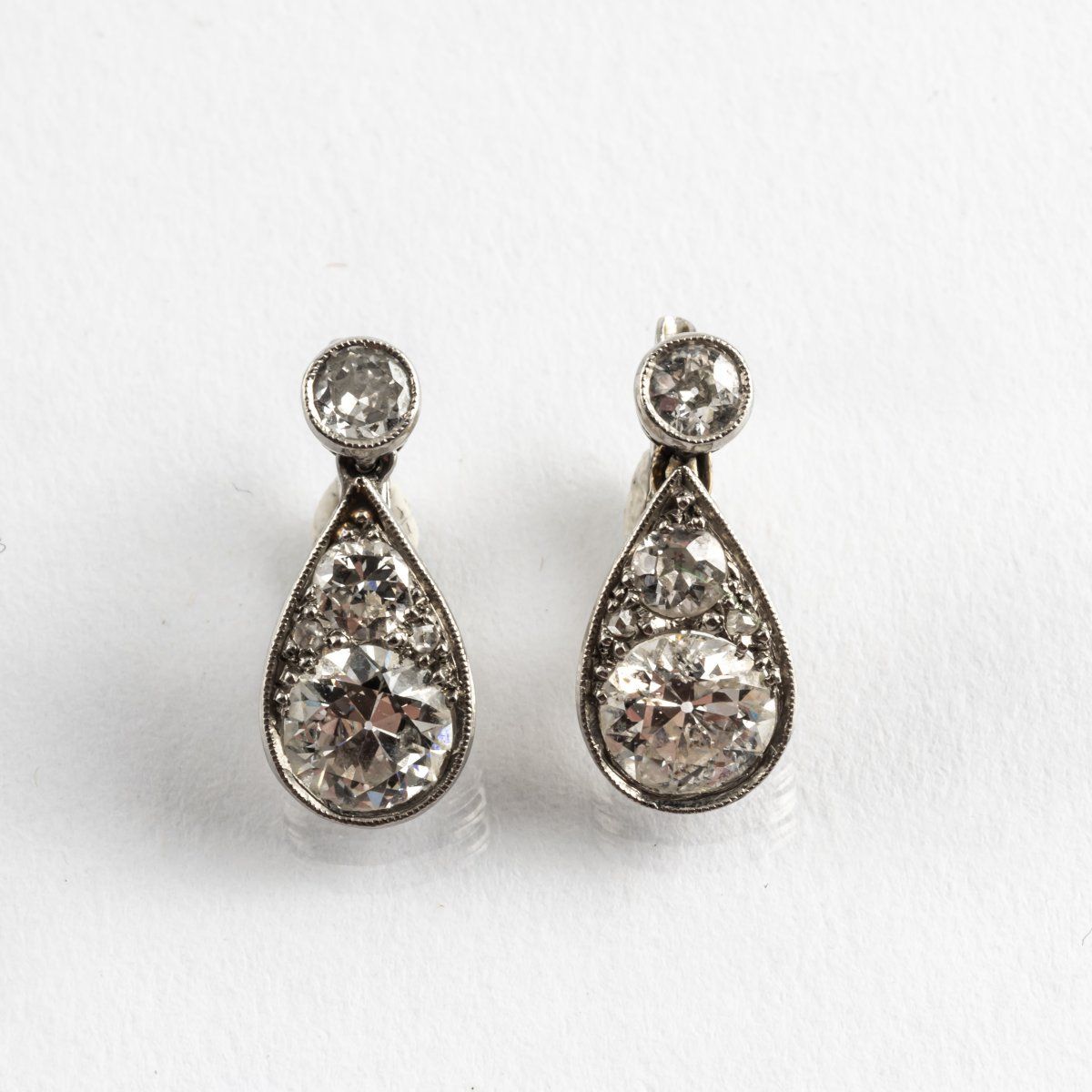 Null 德国，一对装饰艺术风格的耳环，1930年代，白金，钻石。每个1.97克。17 x 12毫米。

没有签名。,