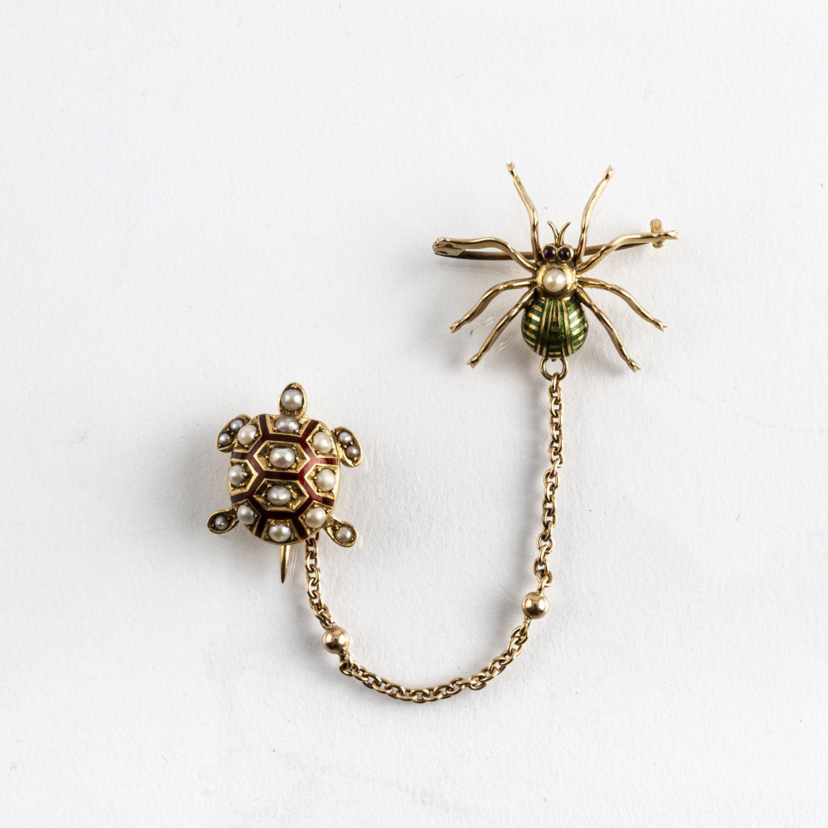 Null Allemagne, Broche de col, années 1920, Araignée et tortue. Or jaune, émail,&hellip;