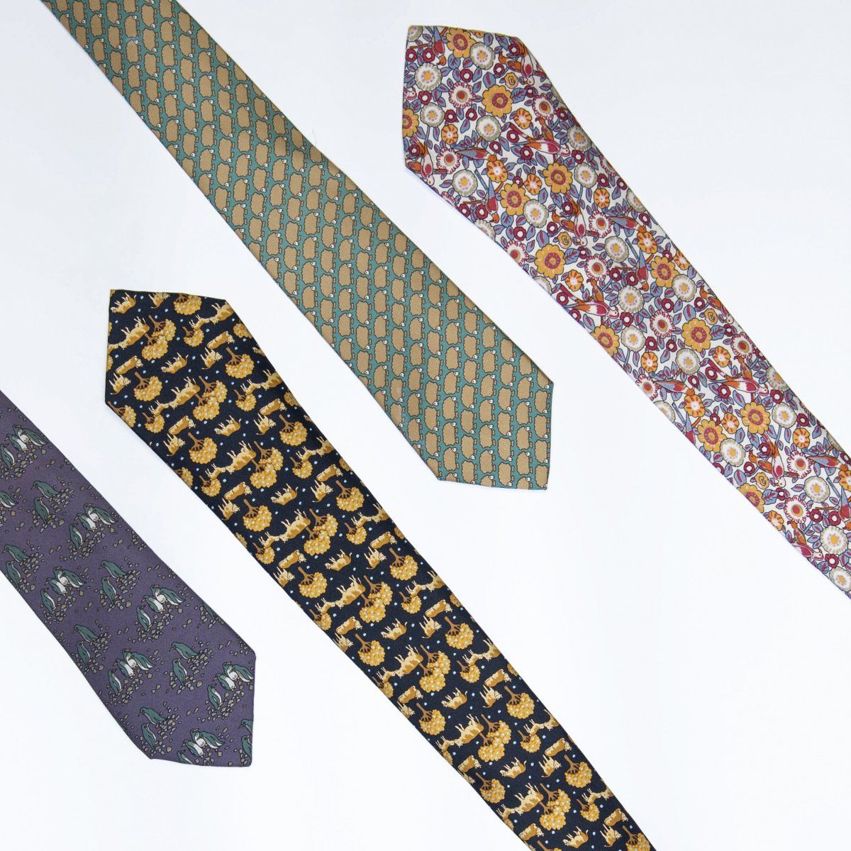 Null Hermès, Paris, Quatre cravates avec motifs animaliers, Soie, imprimé polych&hellip;