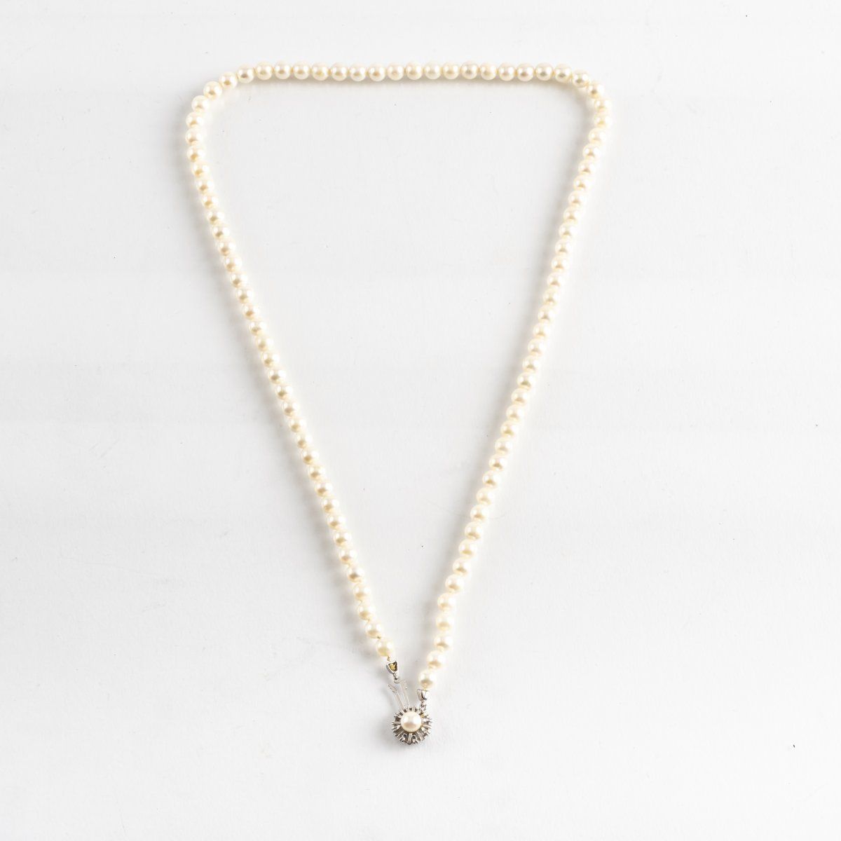 Null 德国，珍珠项链，1990年代，14ct.白金，珍珠，有螺纹。34.92克。长（打开）615毫米。

有签名。595，制造商的标记（浮雕）。