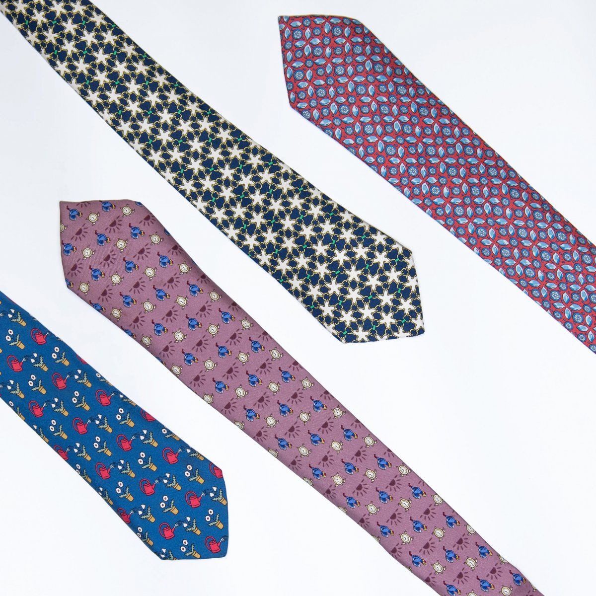 Null Hermès, París, Cuatro corbatas con diferentes decoraciones, Seda, estampado&hellip;