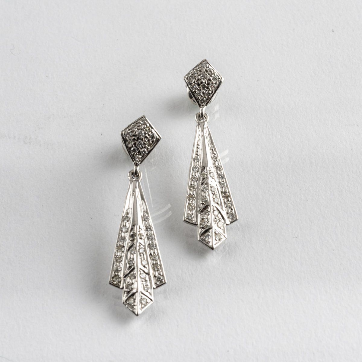 Null Germany, Pair of Art Deco earrings, c. 1935, 750 white gold, diamonds. 2.51&hellip;