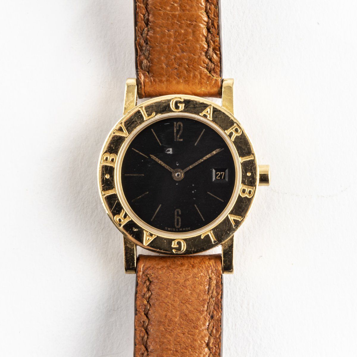 Null 宝格丽，瑞士，女士手表 "BB 26 GLD"，1990年代，750黄金，黑色表盘配黄金指针，棕色皮表带，针扣。重32.45克。表壳直径26毫米。

&hellip;