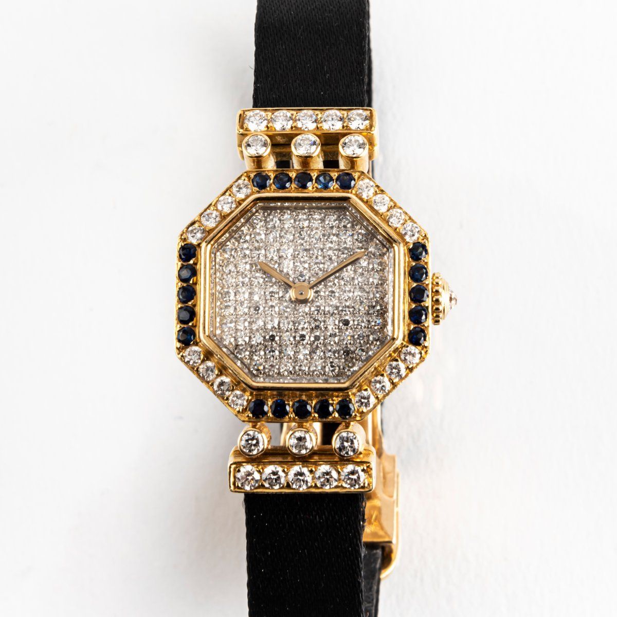 Null 卡地亚，巴黎，罕见的女士手表 "Andine"，1983年，18ct.黄金，明亮式切割钻石，蓝宝石，密镶表盘，18ct.黄金制成的折叠式表扣，黑色皮革&hellip;