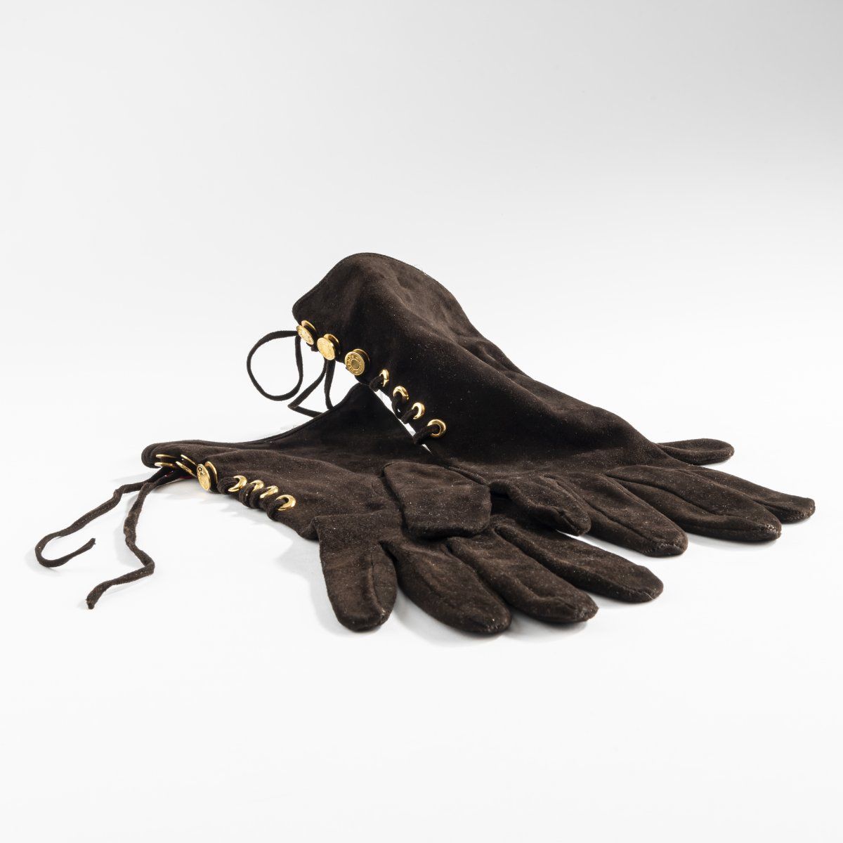 Null 爱马仕，巴黎，麂皮手套，麂皮，丝绸衬里，金色五金。长28.5厘米。

已签名。Hermès Paris 法国制造。