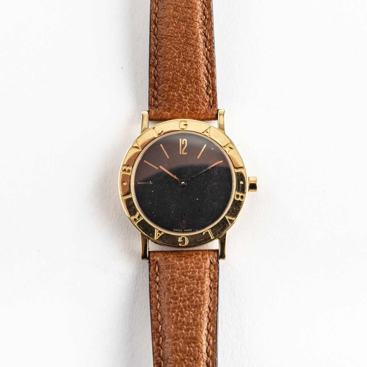 Null 宝格丽，瑞士，男士手表'BB 33 GLD'，1990年代，750黄金，黑色表盘配黄金指针，棕色皮表带，针扣。重46.95克。手表表壳直径33毫米。
&hellip;