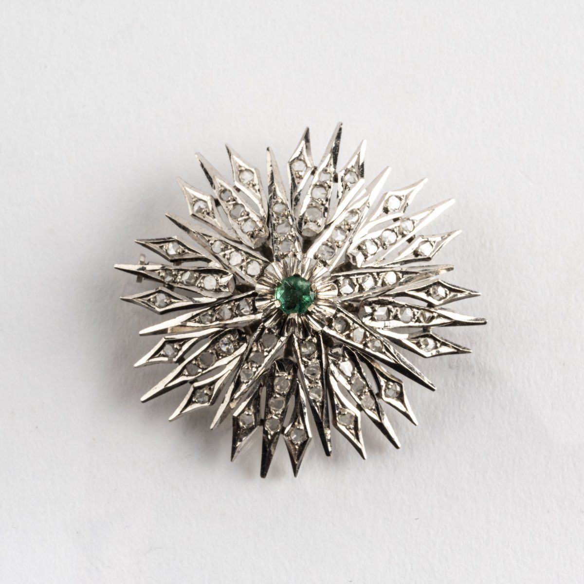 Null Germany, Brooch, c. 1920, Silver, platinum-plated, diamonds, emerald. 14.87&hellip;