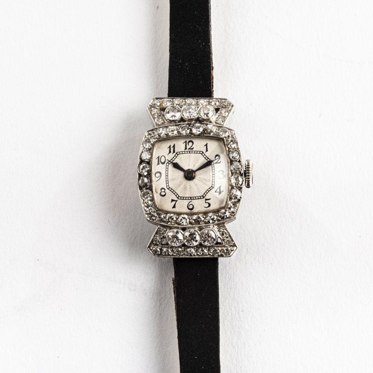Null 德国，装饰艺术风格的女士腕表，约1920年，白金，钻石，玑镂表盘，黑色皮表带，针扣。重14.18克。表壳直径约19毫米。

已签名。0.585，制造商&hellip;