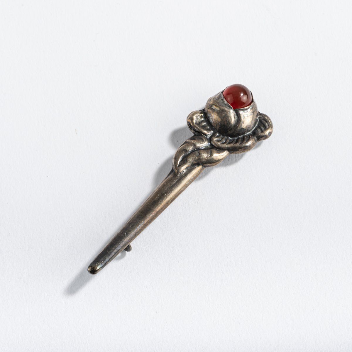 Null 丹麦，针，1930年代，830银，红玉髓。3.25克。56 x 16毫米。

有签名。830S，制造商的标记（压印）。