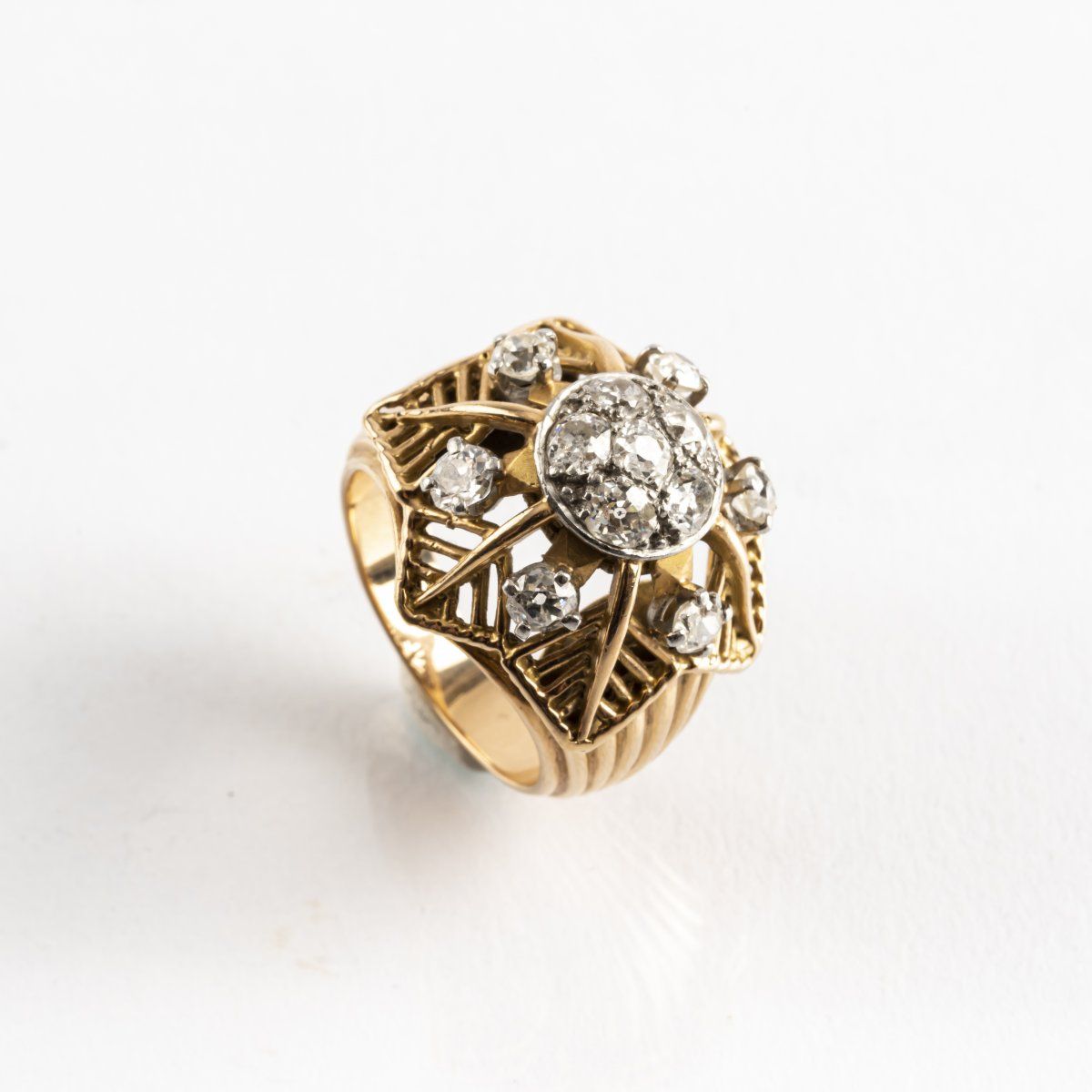 Null 美国，"雪花 "戒指，1940年代，黄金，钻石。13.22克。通径57.5。

没有签名。,