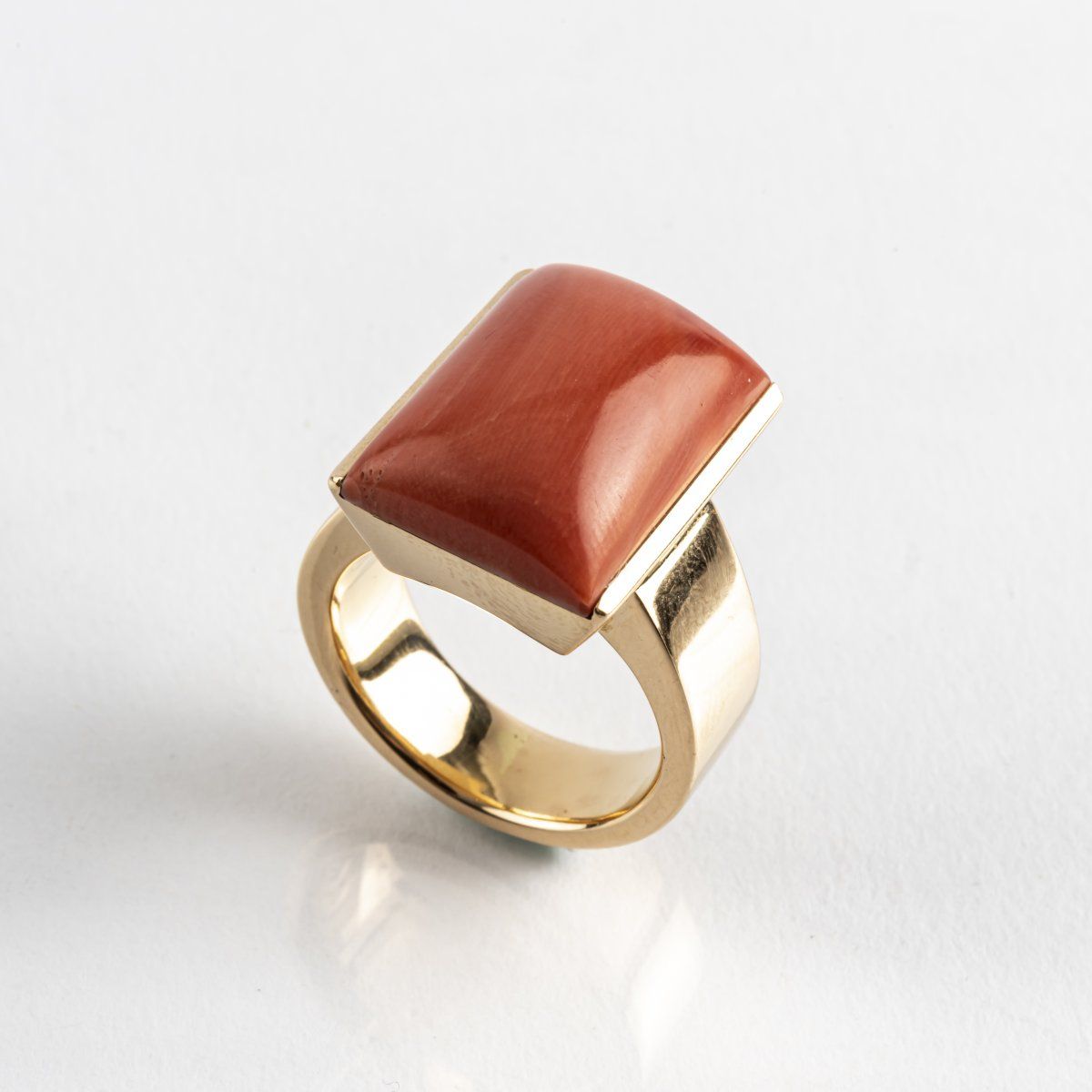 Null USA, Ring, 1980s, 750 yellow gold, coral. 30.78 grams. Thru 59. 

Signed: 7&hellip;