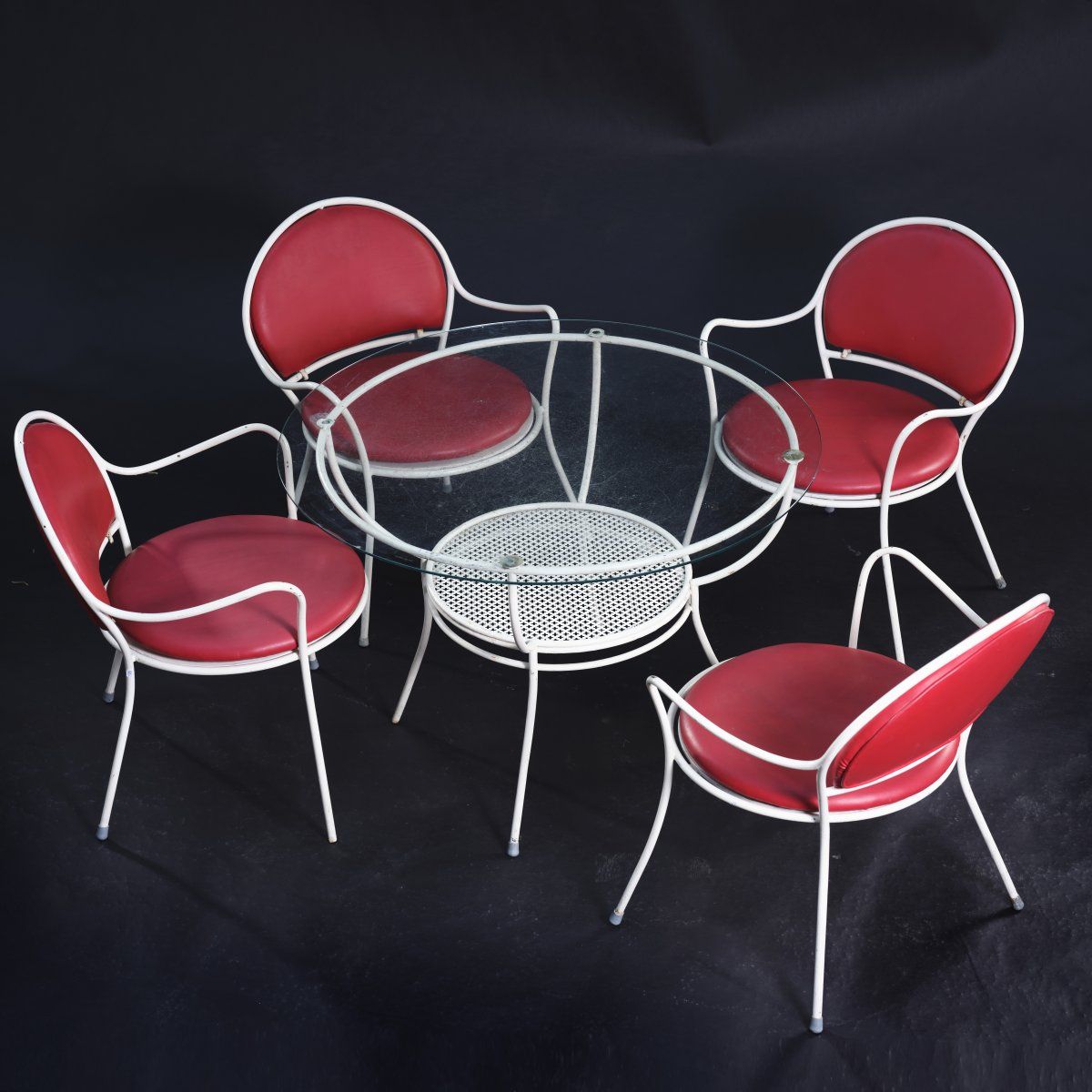 Null 德国，4把花园椅和桌子，约1955年，扶手椅：高76.5 x 60.5 x 63厘米；桌子。高68.5厘米，直径99.5厘米。管状金属，金属板，白色涂&hellip;