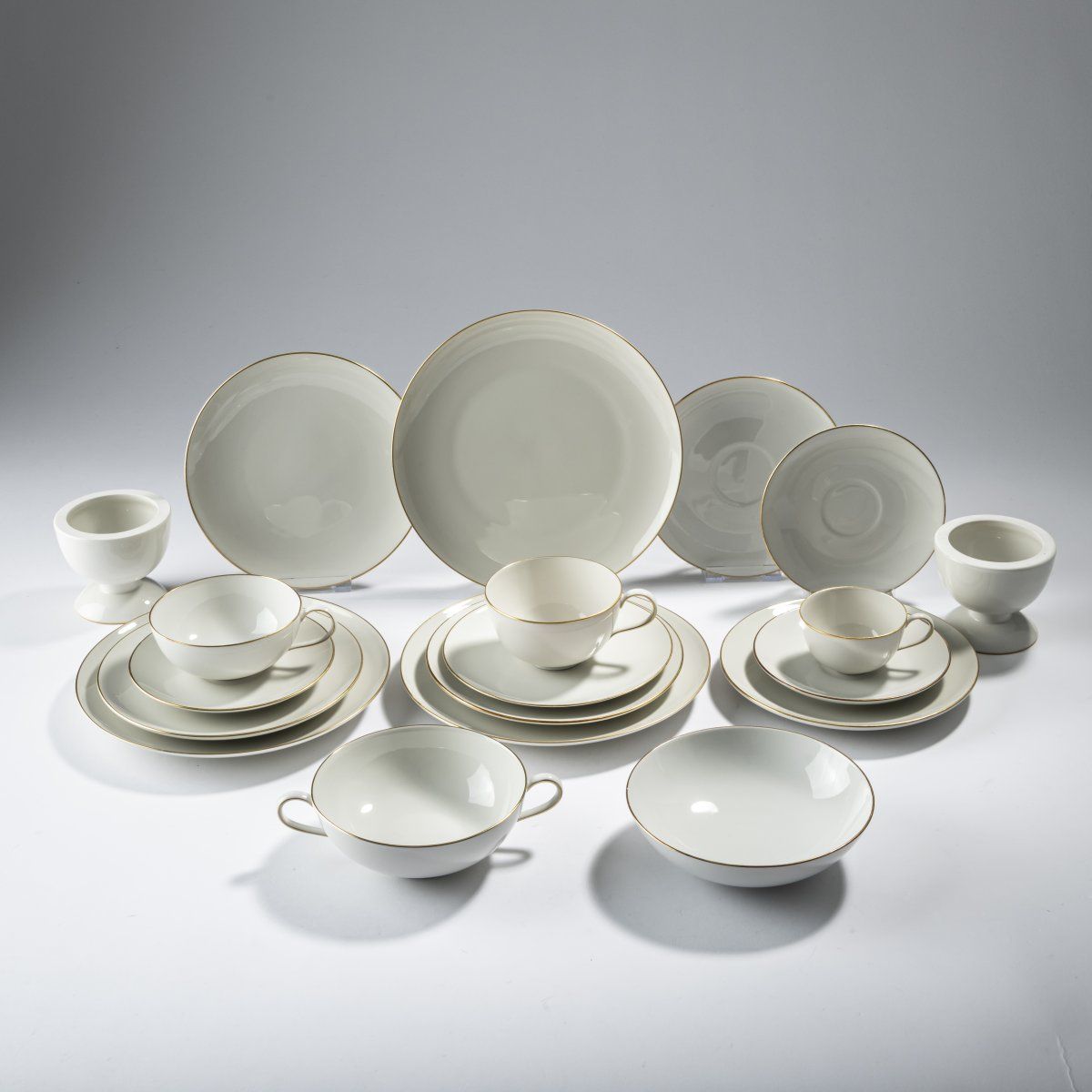 Null Trude Petri，"Urbino "晚餐和茶具，1931年，68件。6个餐盘，6个汤盘，6个甜点盘，18个面包盘，6个甜点碗，6个汤杯和茶托，6&hellip;