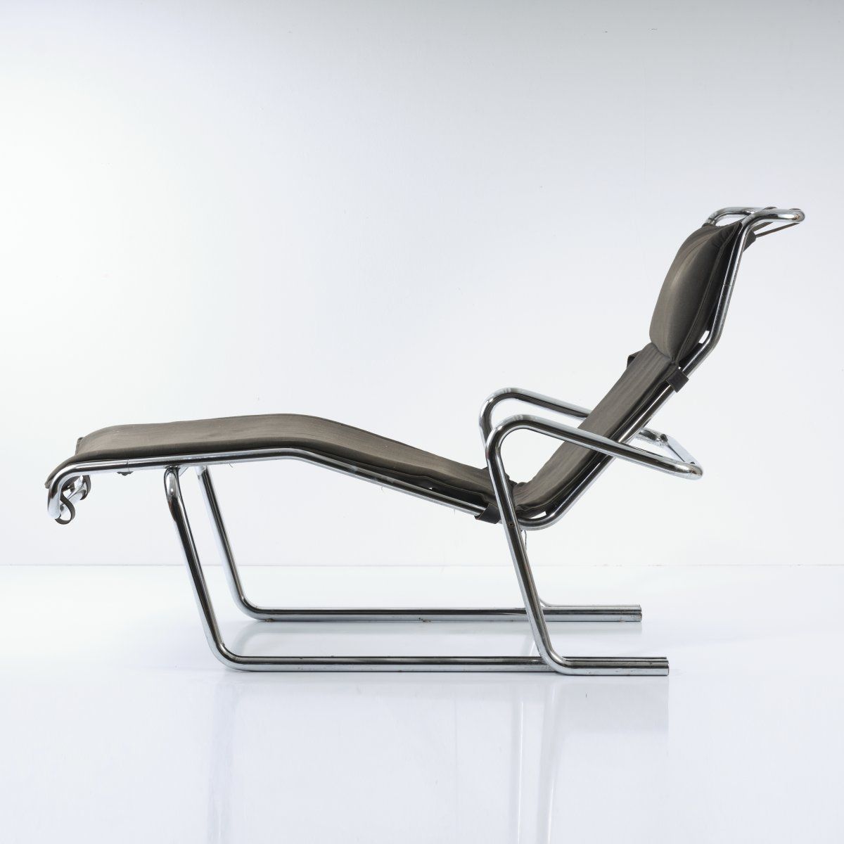 Null Marcel Breuer , Chaise longue, c. 1977, H. 95 x 163,5 x 62 cm. Fabriqué par&hellip;