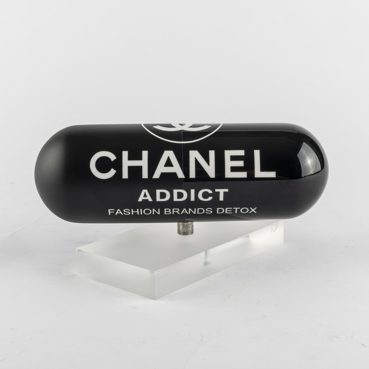 Null 埃里克-萨林（1960年巴黎-生活和工作在法国南部），药丸胶囊'gelule Chanel noire'，2021年，复合材料，聚氨酯漆色，缎面有机玻&hellip;