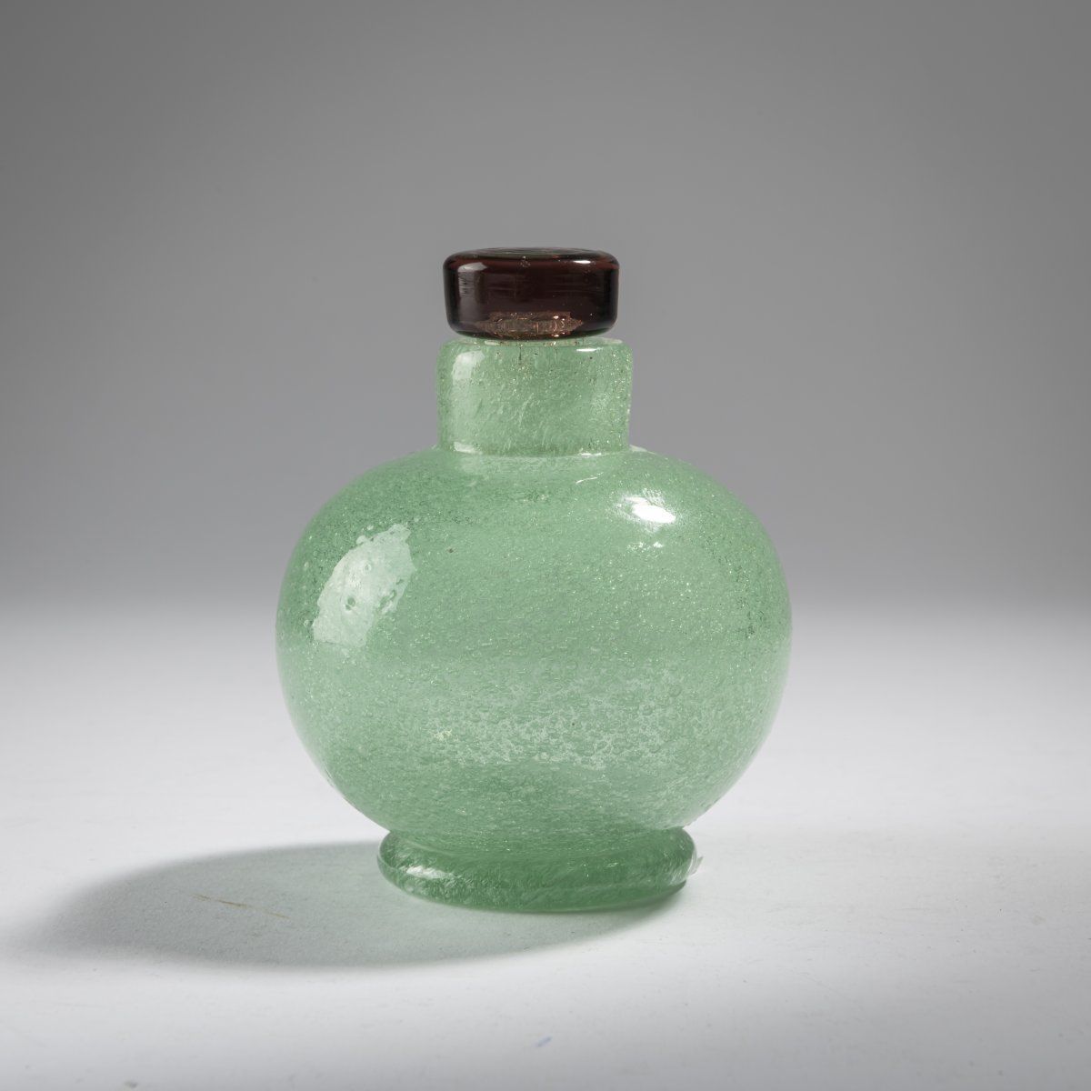 Null 卡洛-斯卡帕，"A bollicine "灯笼，约1932-33，高9.5厘米。执行。Venini & C. 封装的玻璃，绿色，有严重的气泡层；琥珀色&hellip;