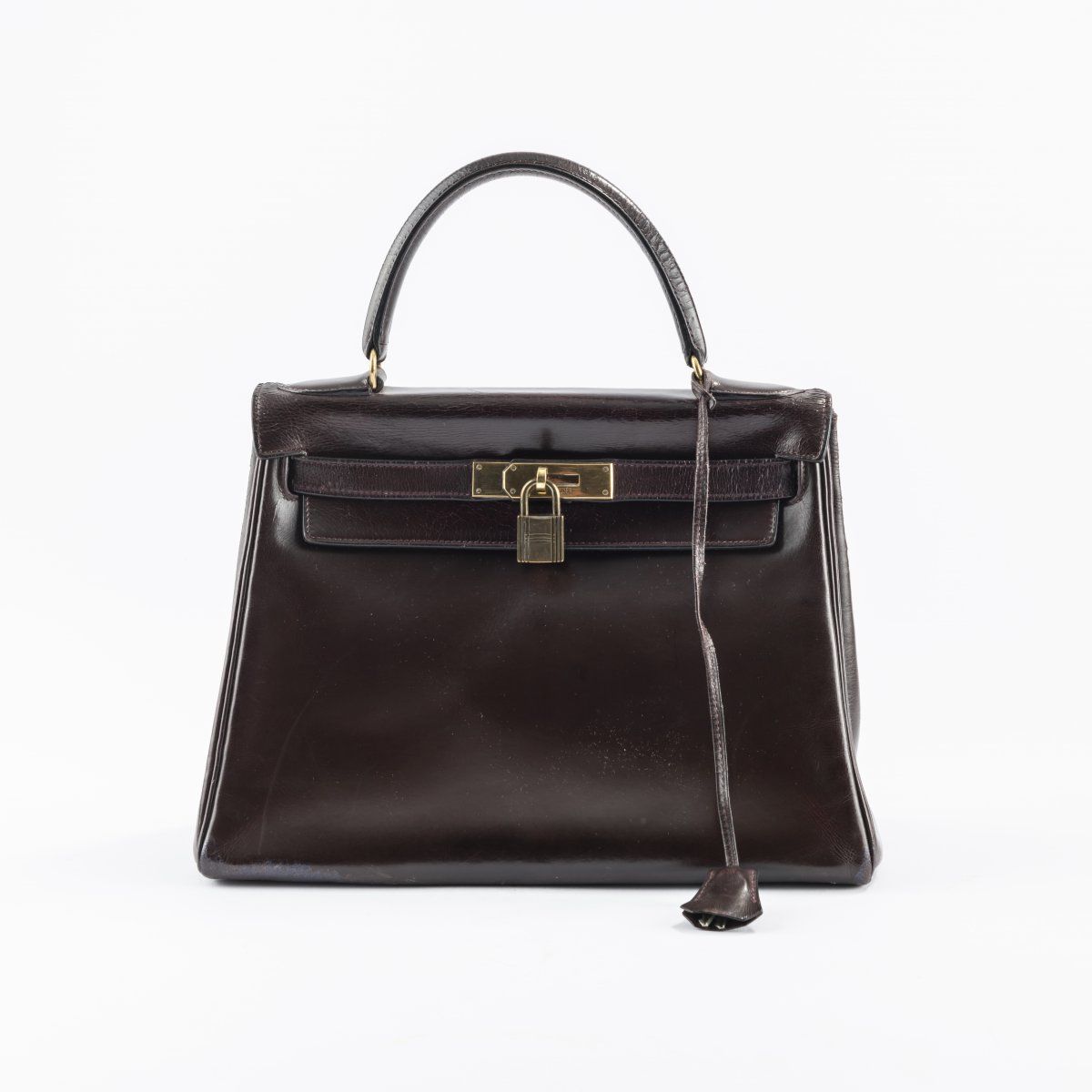 Hermès, Paris 爱马仕，巴黎，"Kelly Bag 28 "手提包，1955/56，红棕色皮革，Retourné形状，皮革衬里，金色硬件。

H.2&hellip;