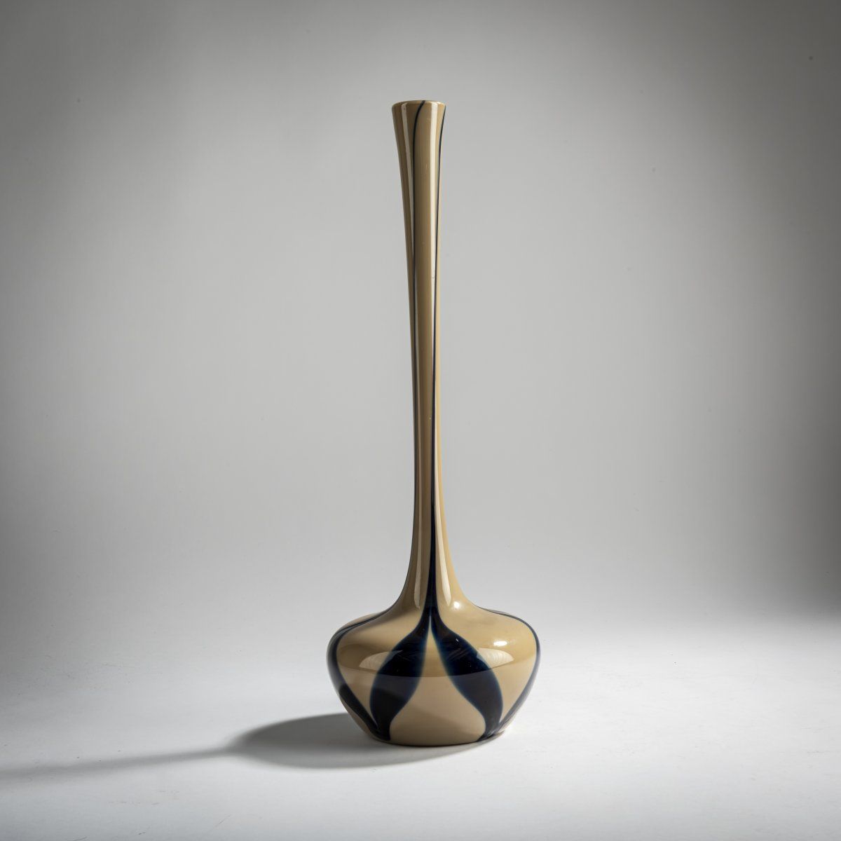 Romain Gevaert (attr.) Romain Gevaert (attr.), 'Oignons de Jemeppe' vase, c. 190&hellip;