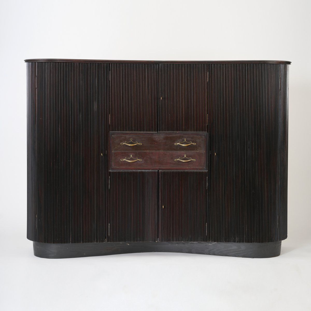Osvaldo Borsani Großes Sideboard / Kleiderschrank, 1945
H. 159 x 216 x 50 cm.
AB&hellip;