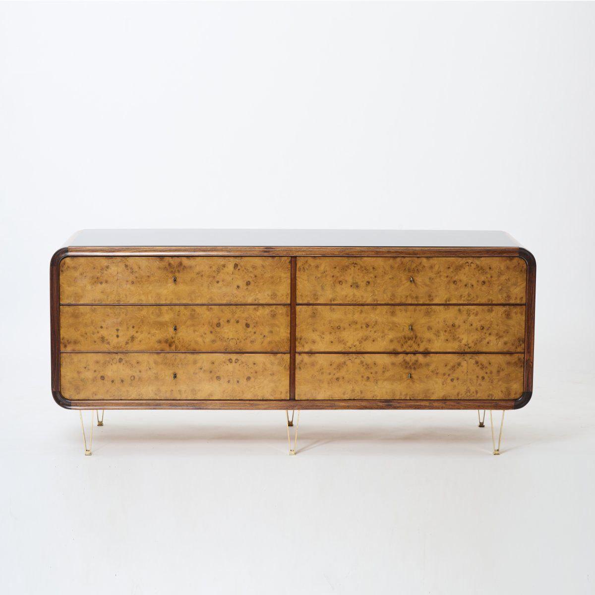 Italien 抽屉柜/餐具柜，1950年代。
高88 x 200 x 61厘米。
木箱结构，胡桃木，胡桃木饰面，毛刺木饰面，黄铜，玻璃，黑色。
