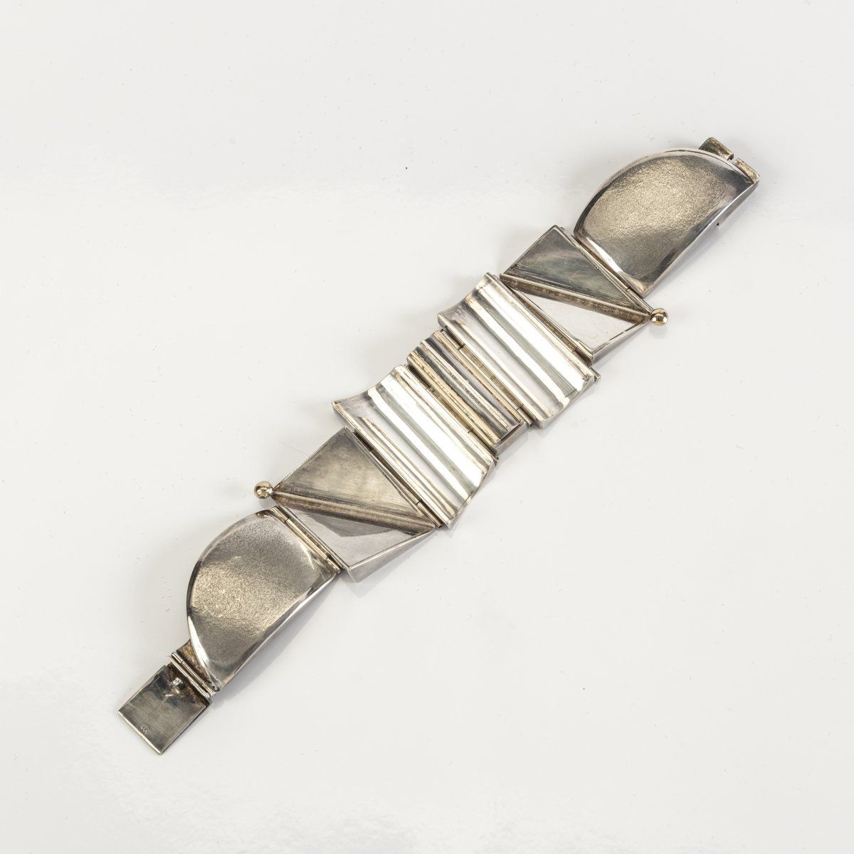 Nicos Vassilaras Armband, 1977
Silber.
99,97 Gramm. L. 195 mm. 
Bez.: Vassilaras&hellip;