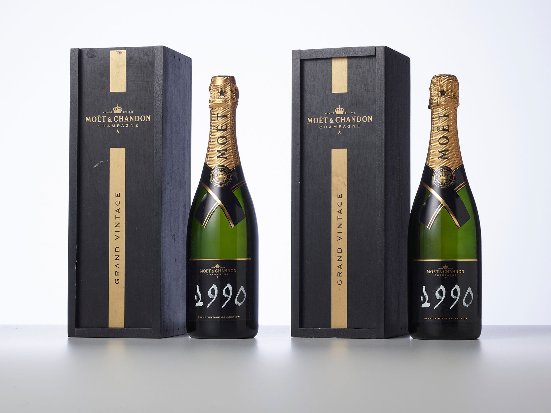 Null 2 Bottles CHAMPAGNE BRUT "GRAND VINTAGE COLLECTION 

Year : 1990 

Appellat&hellip;