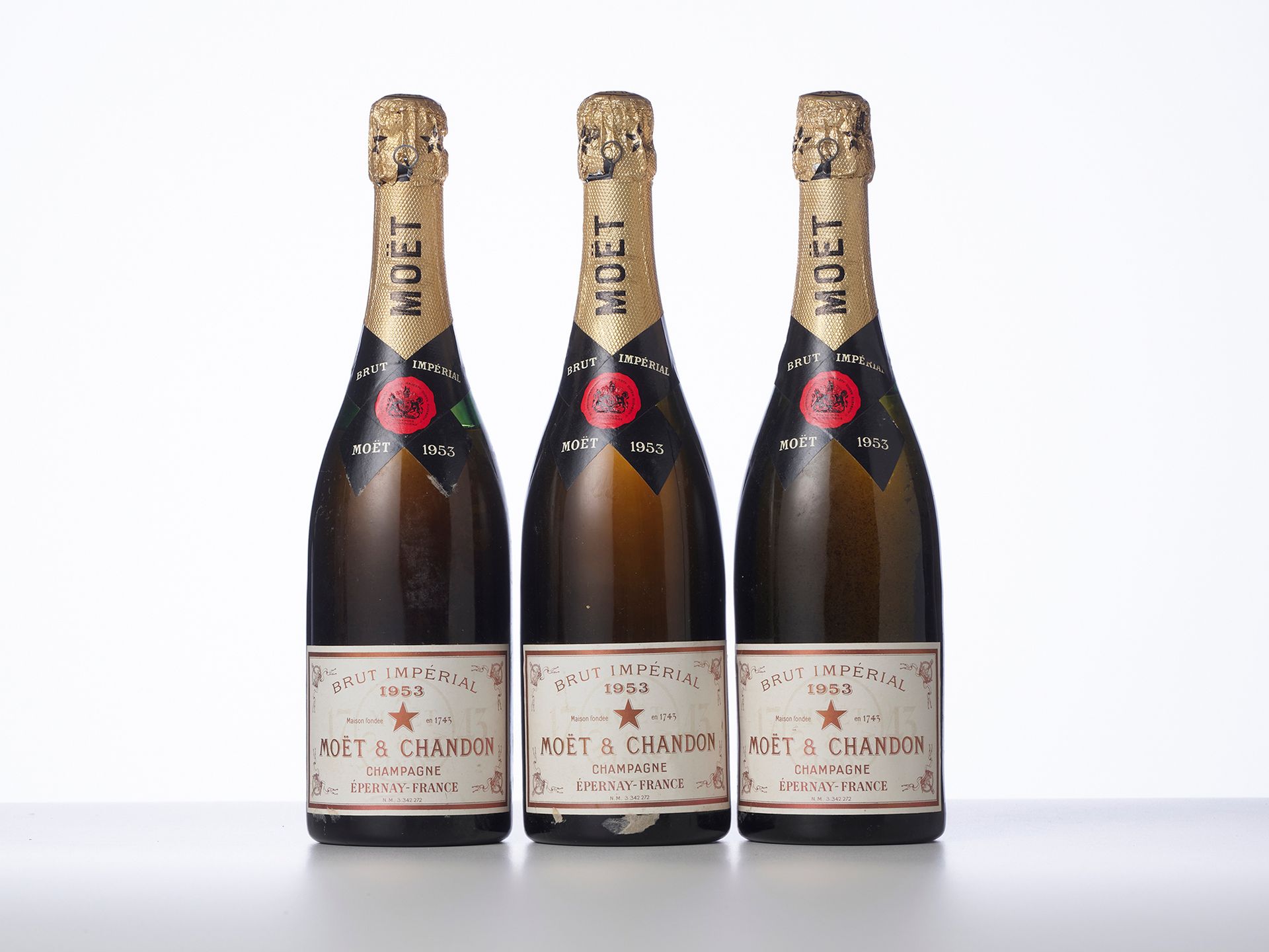 Null 3瓶CHAMPAGNE BRUT IMPERIAL 

年份 : 1953年 

称呼：酩悦香槟 

备注 :(水平：2个半红印章和1个在印章底部；1&hellip;