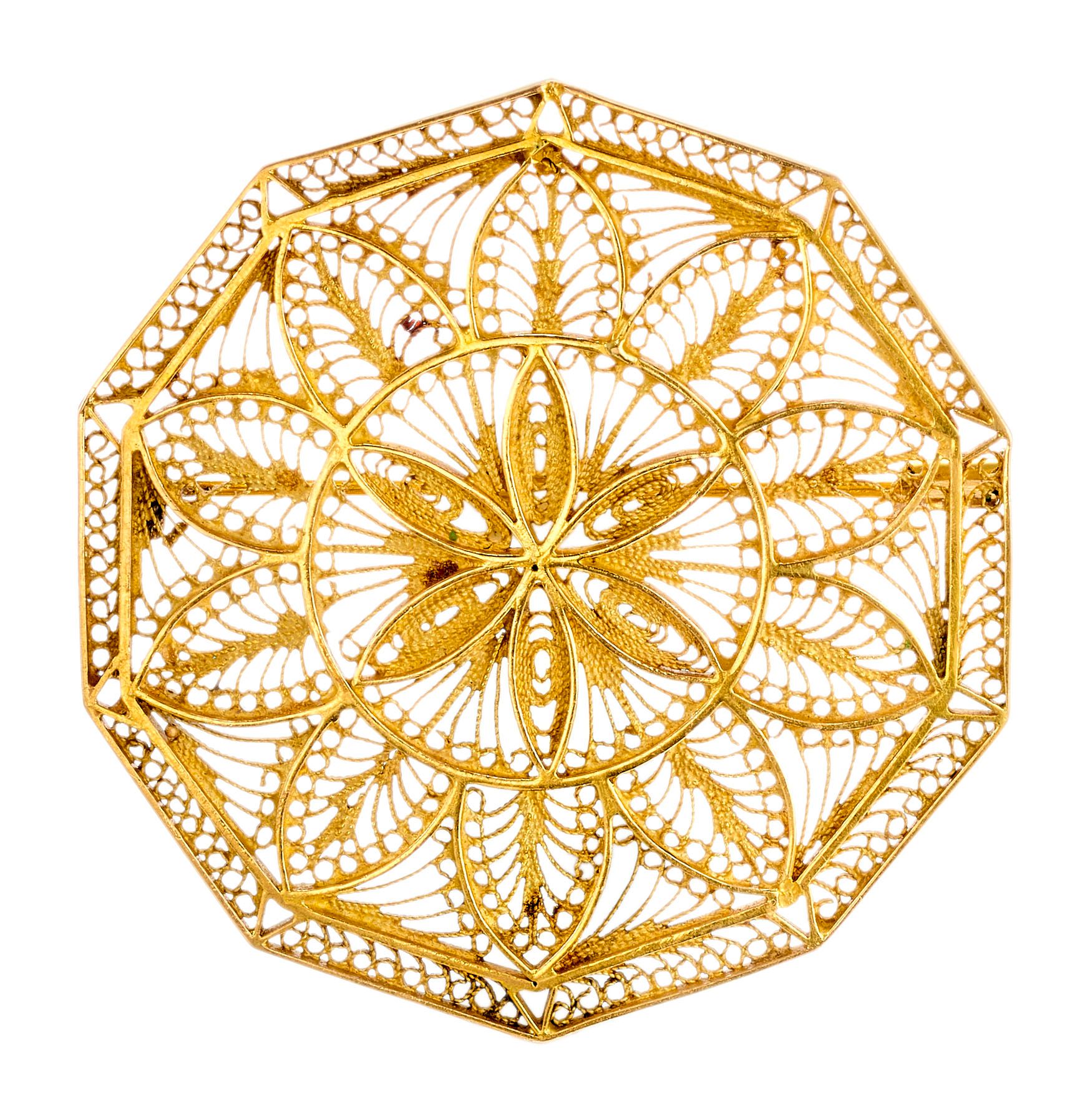 Broche en or jaune à décor filigrané

Ø : 5 cm

Pb : 15,20 g (18K-750/1000)