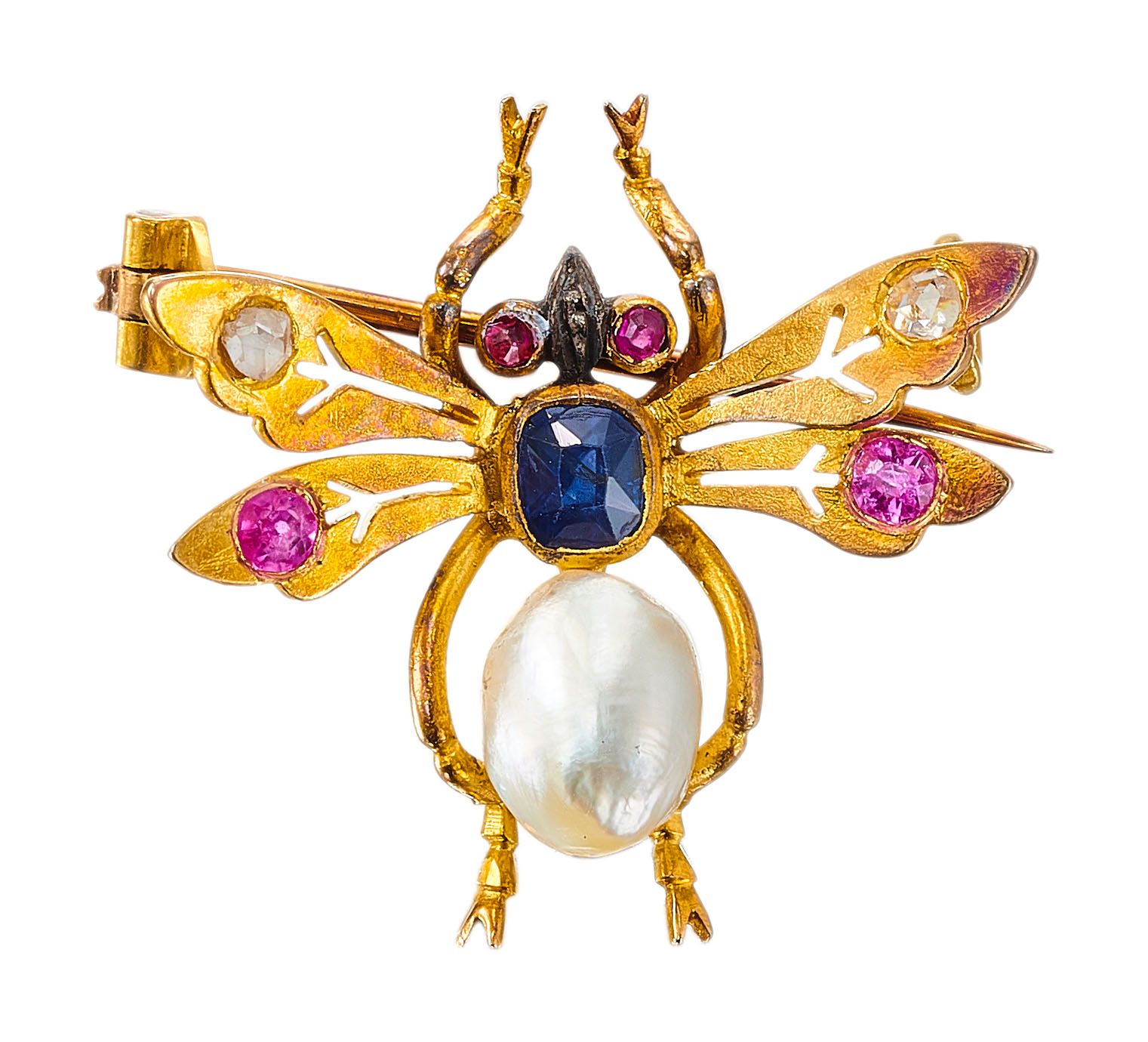 Broche "Mouche" en or jaune, le corps retenant une perle supposée fine ovoïde, r&hellip;