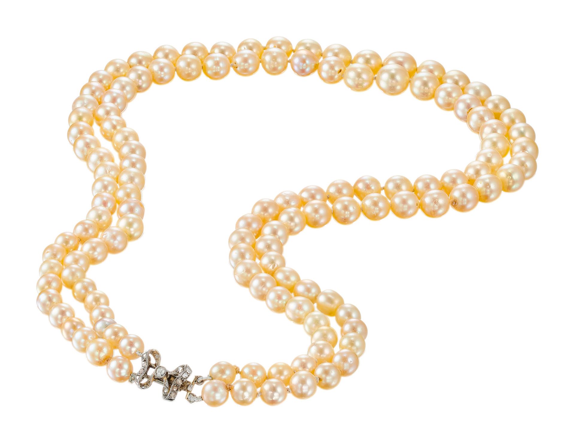 Collier double rang composé de 126 perles blanches de culture en chute, le fermo&hellip;