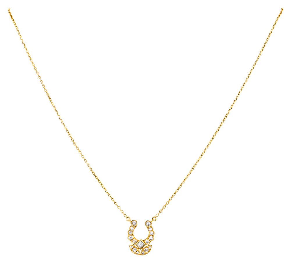 CARTIER 黄金项链，手持C型花卉设计，镶嵌明亮式切割和公主式切割钻石，共约0.70克拉。

有签名和编号的

长度：44厘米

水滴：1.7 x 1.4厘&hellip;
