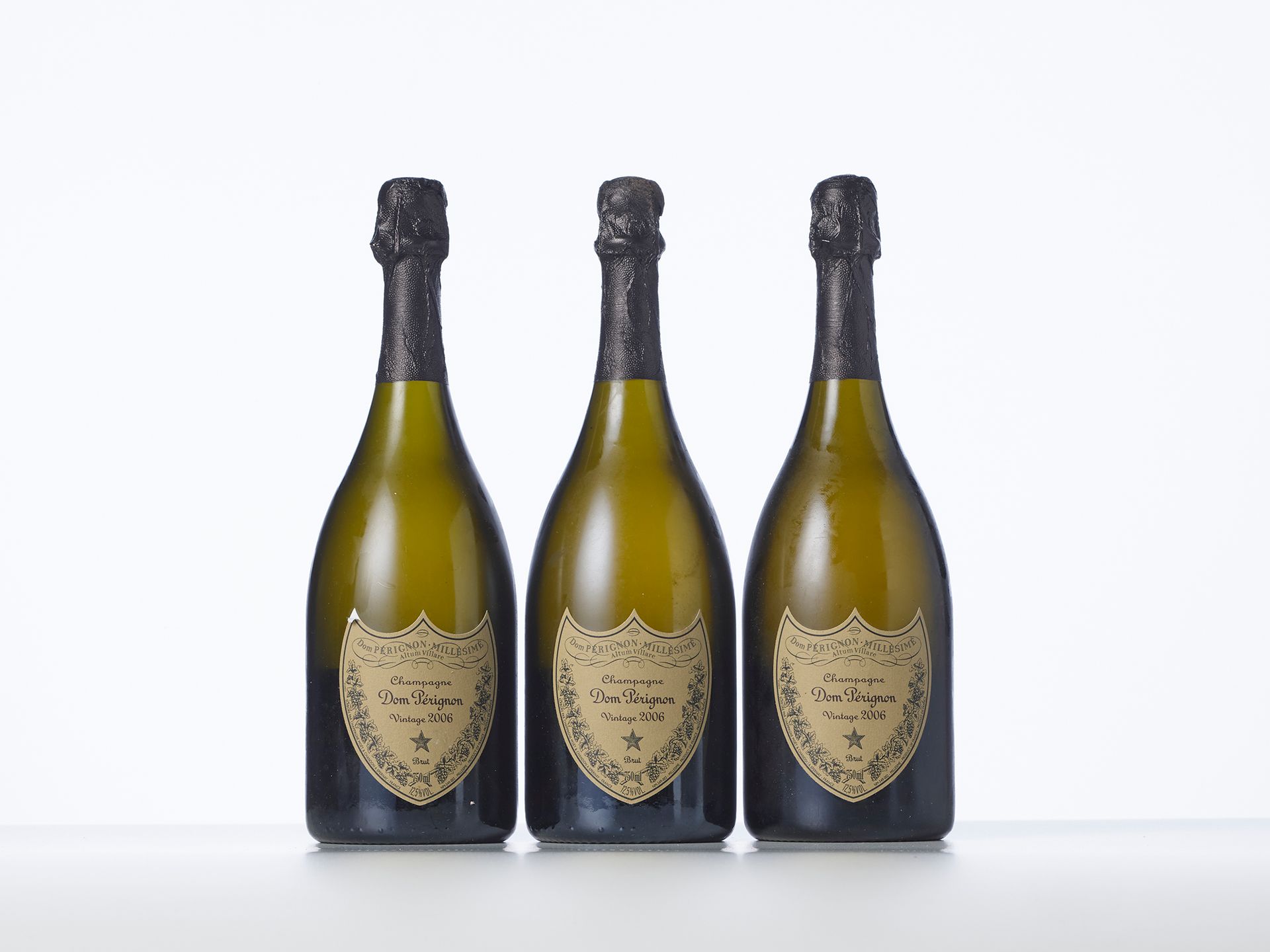 Null 3瓶CHAMPAGNE BRUT "DOM PERIGNON "葡萄酒 

年份 : 2006 

称呼：酩悦香槟 

备注：（1个电子标签，其他方面&hellip;