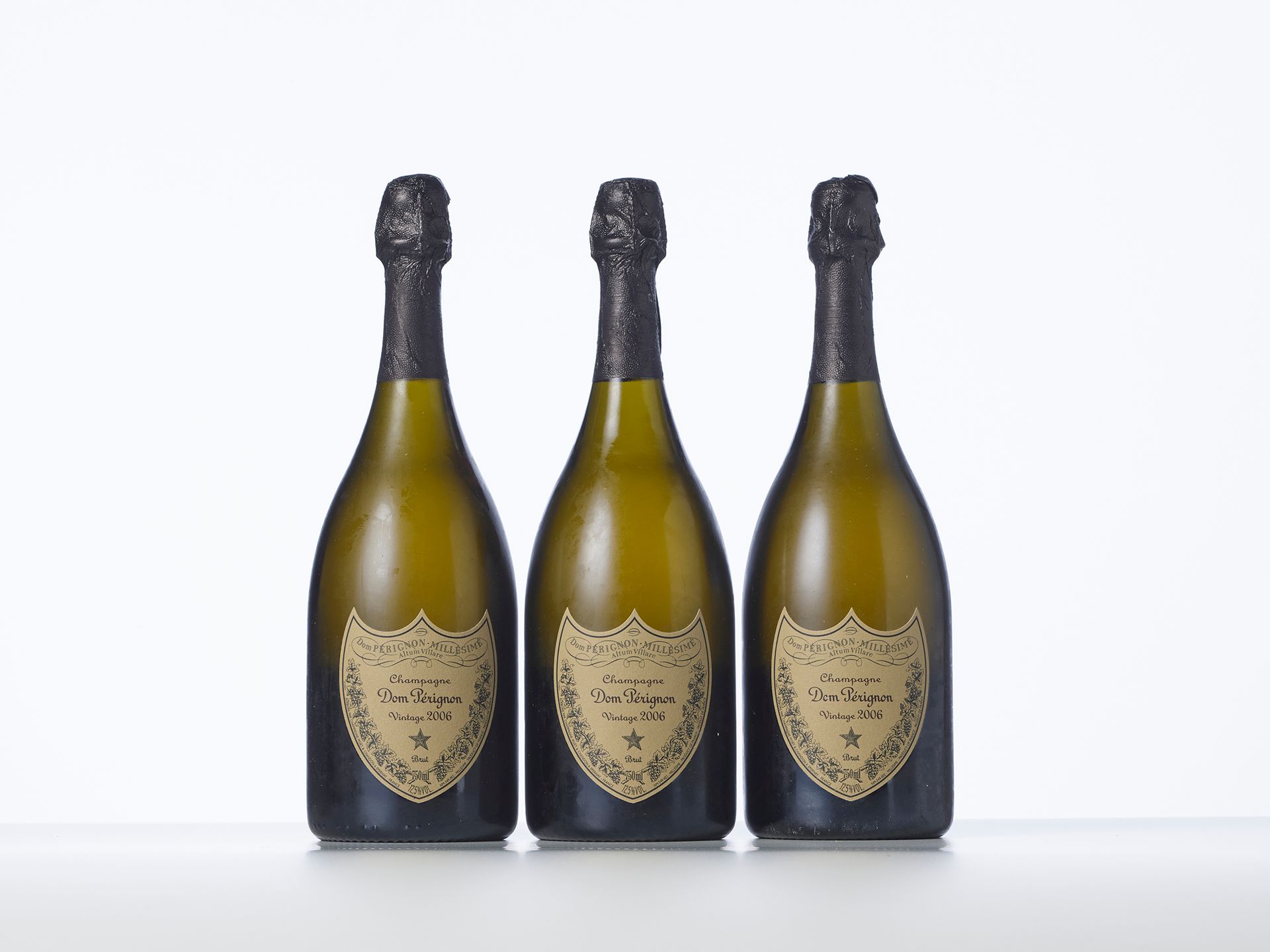 Null 3瓶CHAMPAGNE BRUT "DOM PERIGNON "葡萄酒 

年份 : 2006 

称呼：酩悦香槟