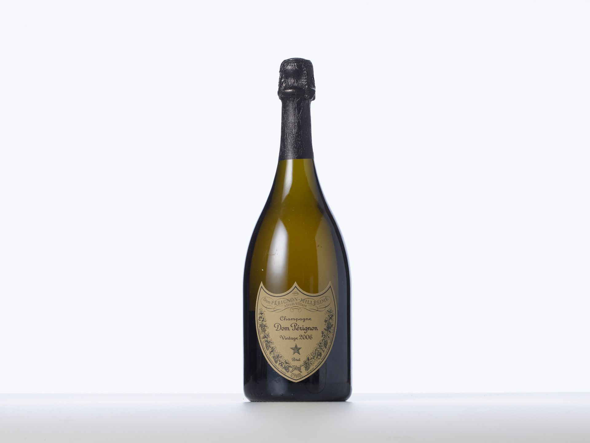 Null 1 Bouteille CHAMPAGNE BRUT "DOM PERIGNON" 

Année : 2006 

Appellation : Mo&hellip;